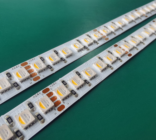 Nový příchod 2: Vysoce kvalitní projektové svítidlo RGBW LED Strip se 120 LED diodami.