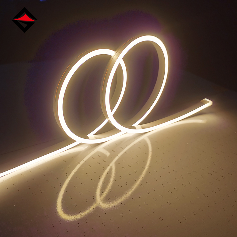Jaký je rozdíl mezi slikonovými materiály ve světle neonového proužku?